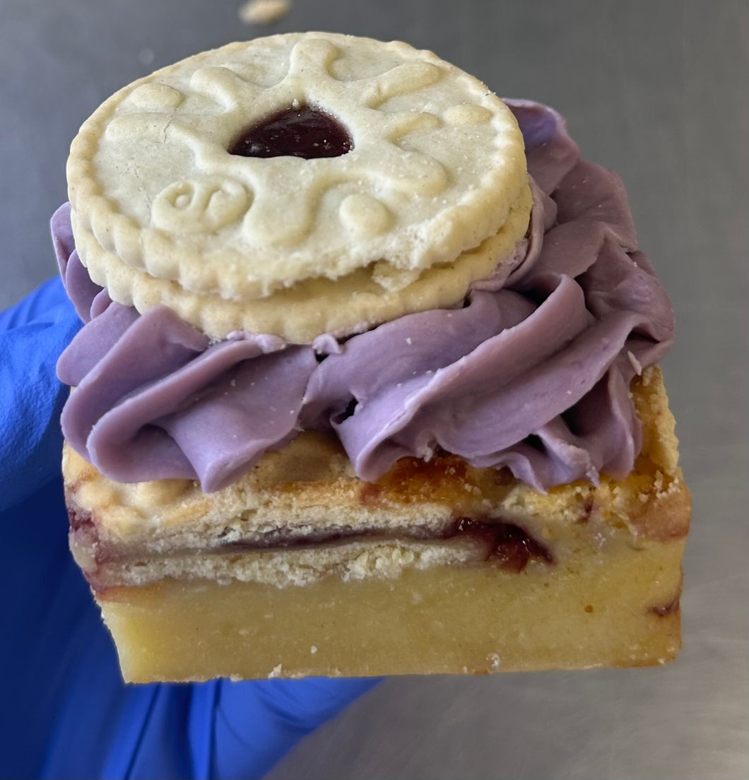 Blackcurrant & Apple Jammie Dodger Blondie ^